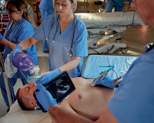 SonoSite iViz手持式超聲儀適合用戶的手掌。 在床邊和現(xiàn)場(chǎng)惡劣的臨床環(huán)境中，它都能提供快速解答。 它結(jié)合了卓越的成像性能，超機(jī)動(dòng)性和單手操作，同時(shí)允許操作員與同事協(xié)作并共享信息。 ＃RSNA19 #RSNA＃RSNA2019 #POCUS